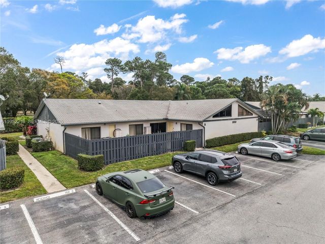1050 Summit Trail Circle B, West Palm Beach, FL 33415