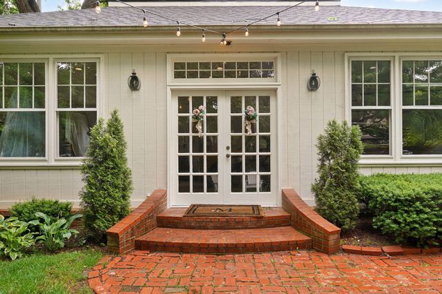 1463 E Meadowmere Street, Springfield, MO 65804