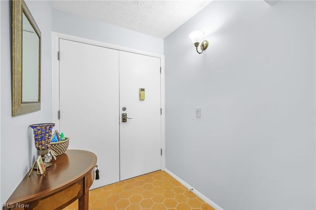 186 Court Drive 105, Fairlawn, OH 44333