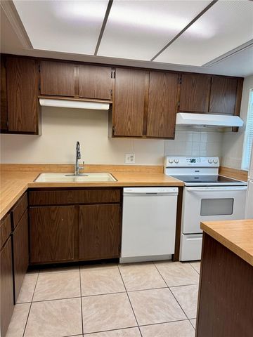 3819 N OAK DRIVE I42, Tampa, FL 33611