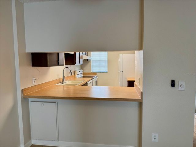 3819 N OAK DRIVE I42, Tampa, FL 33611