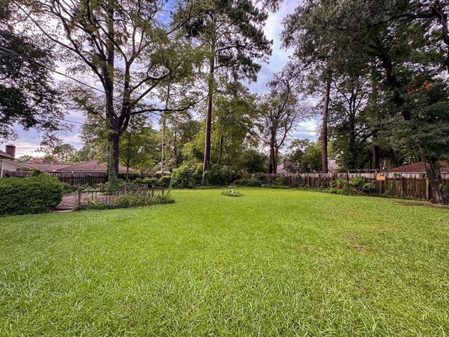 229 Hickory Drive, Huntsville, TX 77340