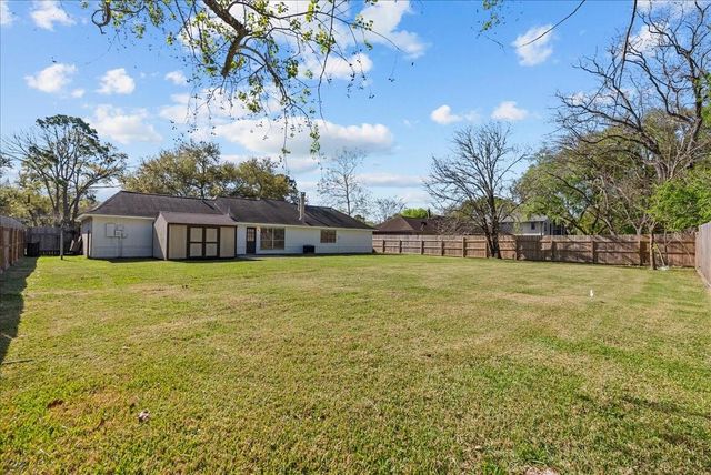 804 Buckingham Drive, Friendswood, TX 77546