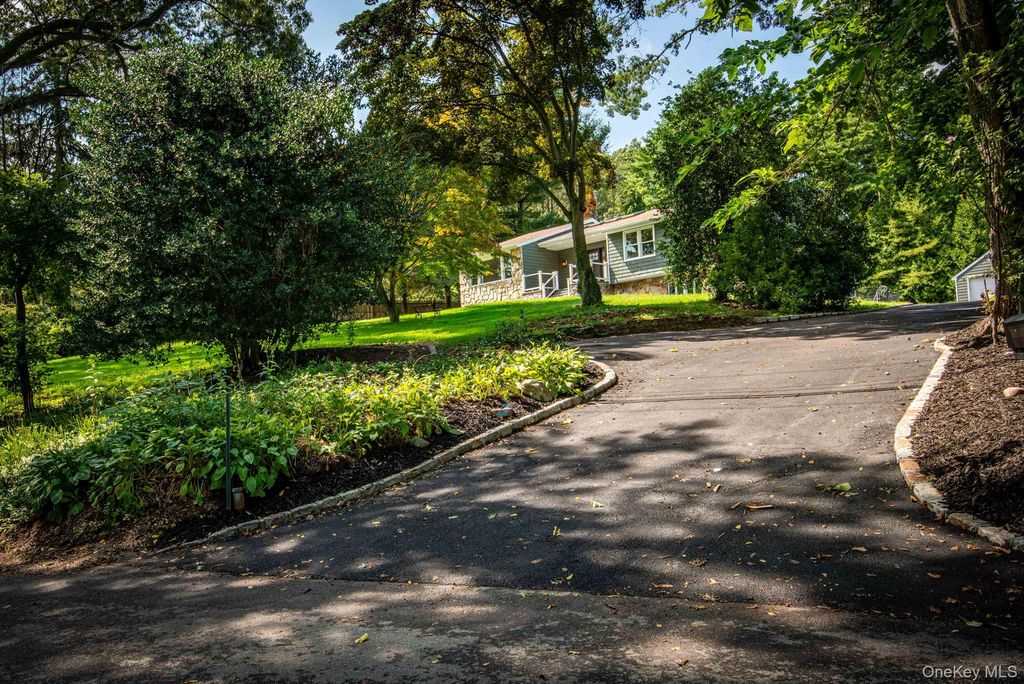 40 Lakeside Drive, Centerport, NY 11721 — photo 3