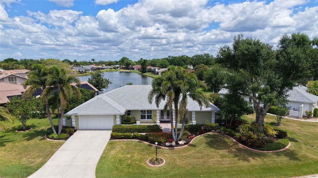 Image 3 of property listing at 6921 COUNTRY LAKES CIRCLE, Sarasota, FL 34243