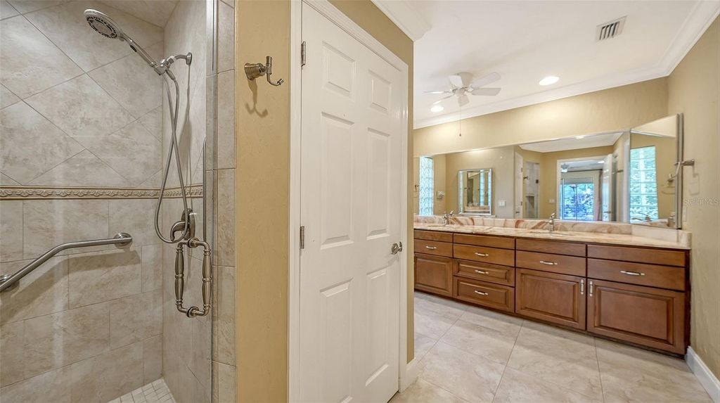 Image 36 of property listing at 6921 COUNTRY LAKES CIRCLE, Sarasota, FL 34243