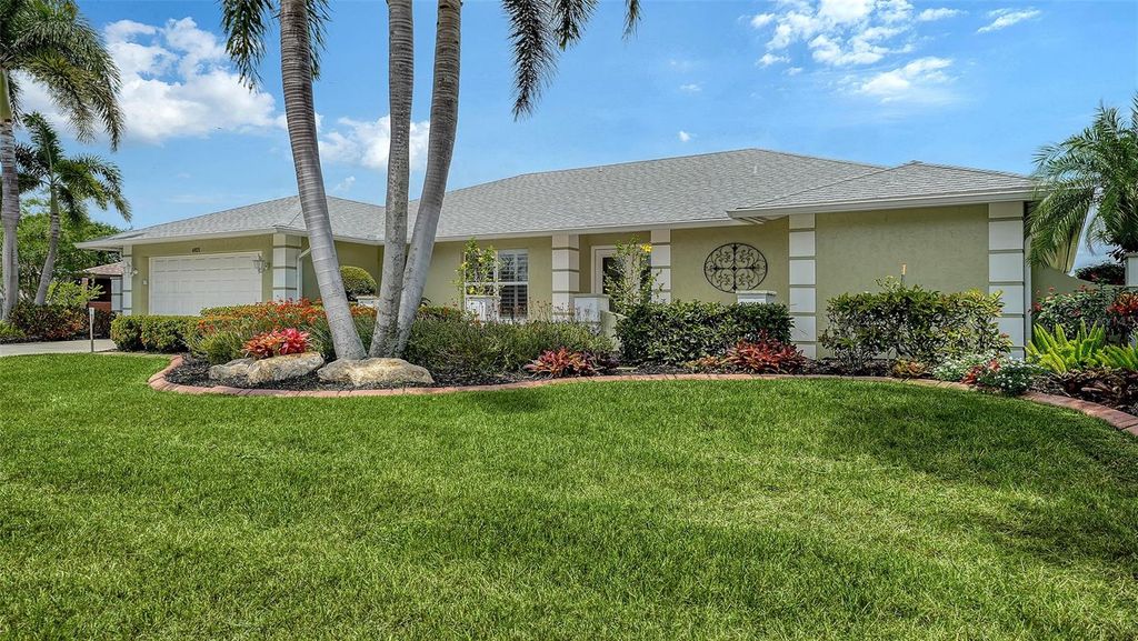 Image 6 of property listing at 6921 COUNTRY LAKES CIRCLE, Sarasota, FL 34243