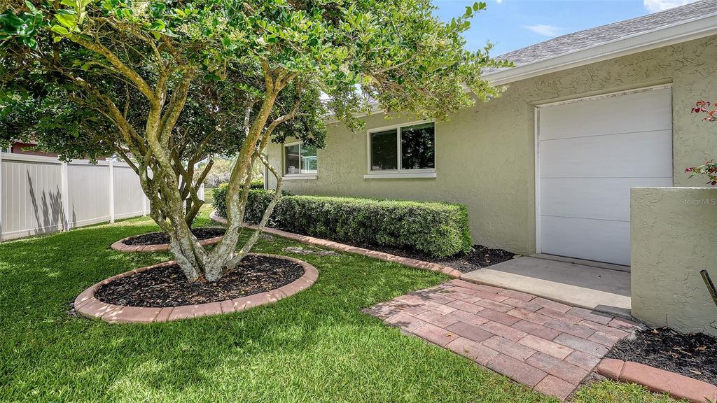 Image 60 of property listing at 6921 COUNTRY LAKES CIRCLE, Sarasota, FL 34243