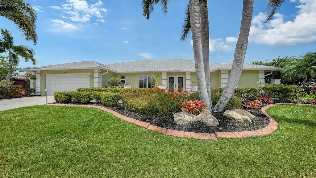 Image 7 of property listing at 6921 COUNTRY LAKES CIRCLE, Sarasota, FL 34243