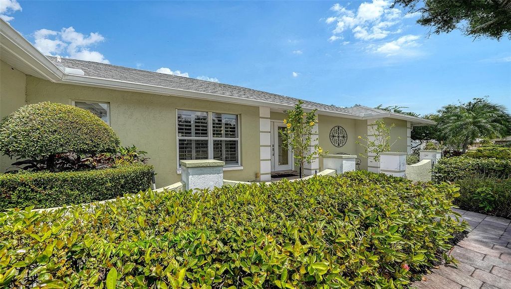 Image 9 of property listing at 6921 COUNTRY LAKES CIRCLE, Sarasota, FL 34243