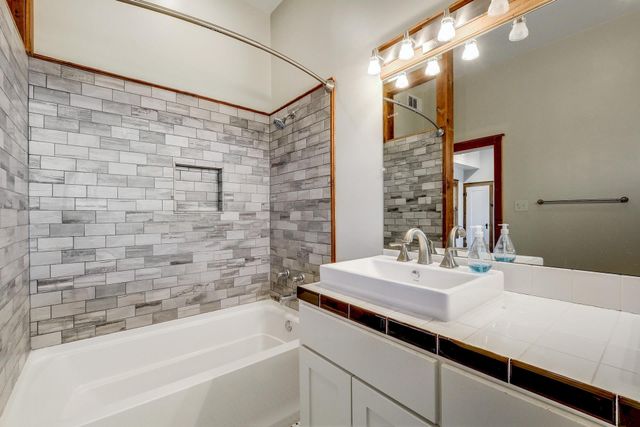 21300 Crestmont B, Spicewood, TX 78669