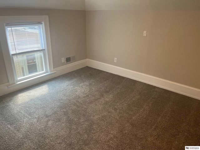 1050 S 29th Street, Omaha, NE 68105