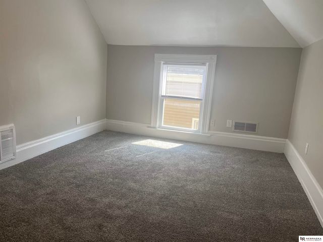 1050 S 29th Street, Omaha, NE 68105