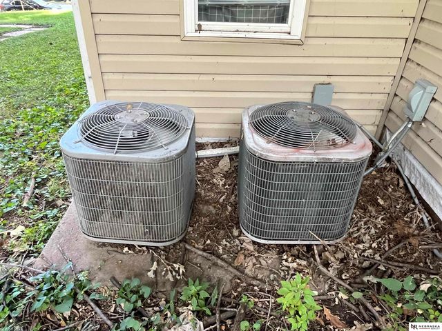 1050 S 29th Street, Omaha, NE 68105