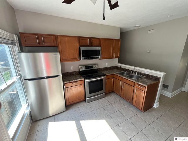 1050 S 29th Street, Omaha, NE 68105