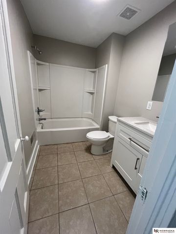 1050 S 29th Street, Omaha, NE 68105