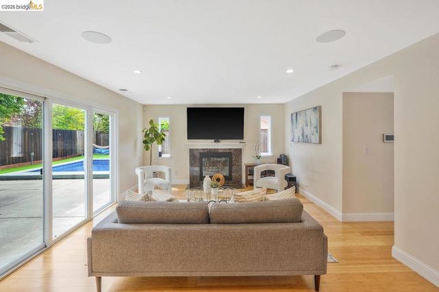 2198 La Orinda, Concord, CA 94518