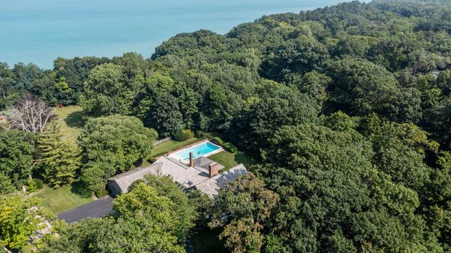 107 N Mayflower Road, Lake Forest, IL 60045
