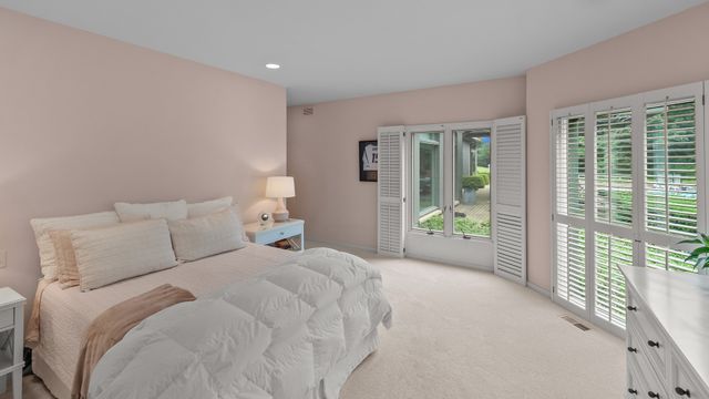 107 N Mayflower Road, Lake Forest, IL 60045