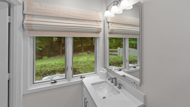 107 N Mayflower Road, Lake Forest, IL 60045