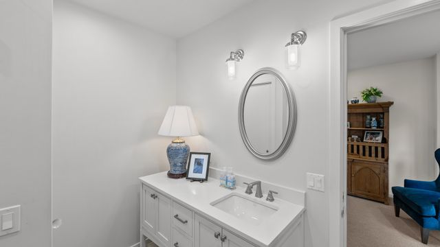 107 N Mayflower Road, Lake Forest, IL 60045