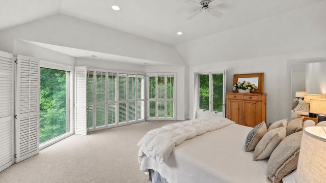 107 N Mayflower Road, Lake Forest, IL 60045