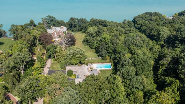 107 N Mayflower Road, Lake Forest, IL 60045