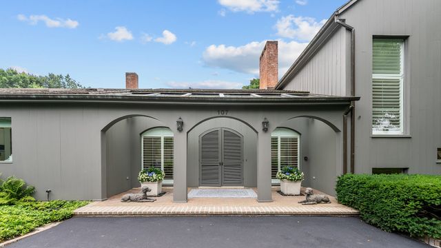 107 N Mayflower Road, Lake Forest, IL 60045