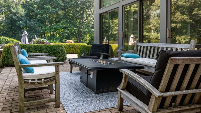 107 N Mayflower Road, Lake Forest, IL 60045