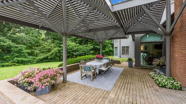 107 N Mayflower Road, Lake Forest, IL 60045