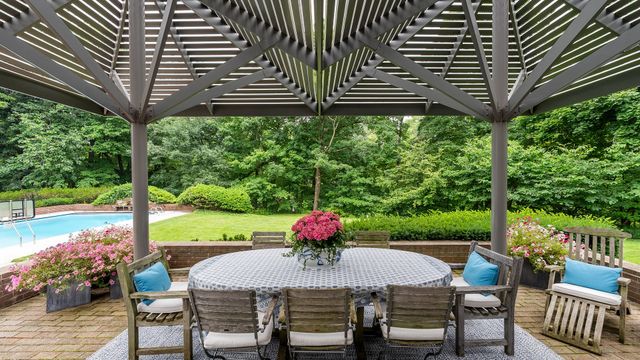 107 N Mayflower Road, Lake Forest, IL 60045