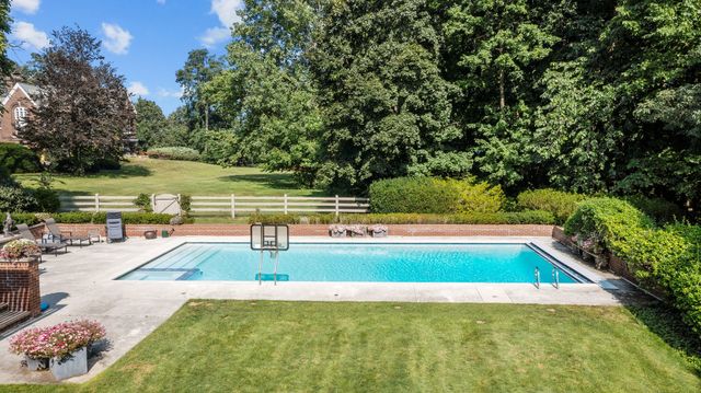 107 N Mayflower Road, Lake Forest, IL 60045