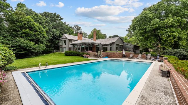 107 N Mayflower Road, Lake Forest, IL 60045