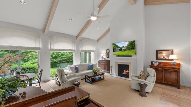 107 N Mayflower Road, Lake Forest, IL 60045