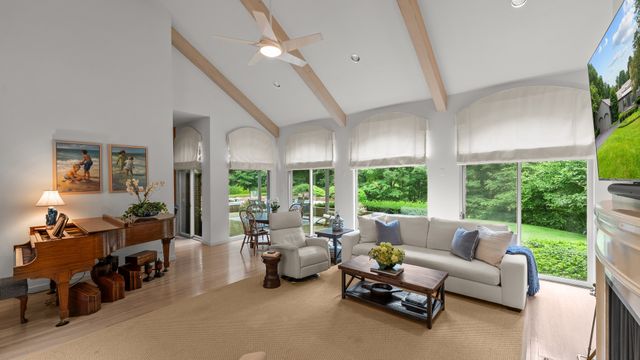 107 N Mayflower Road, Lake Forest, IL 60045