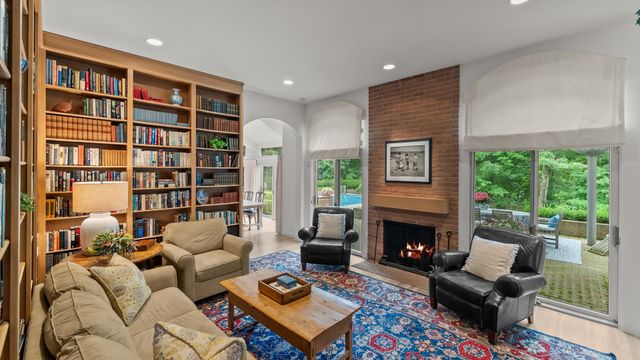 107 N Mayflower Road, Lake Forest, IL 60045