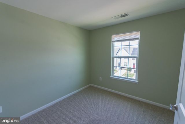 142 NORWOOD DR, Falling Waters, WV 25419