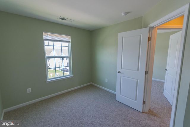 142 NORWOOD DR, Falling Waters, WV 25419