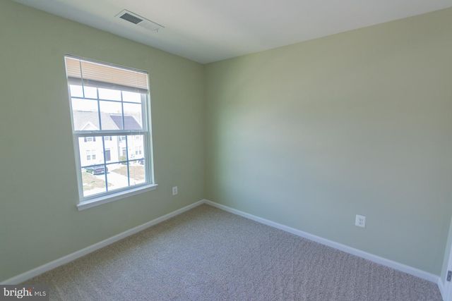 142 NORWOOD DR, Falling Waters, WV 25419