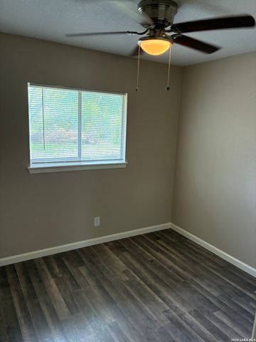 4426 Desert View Dr, San Antonio, TX 78217