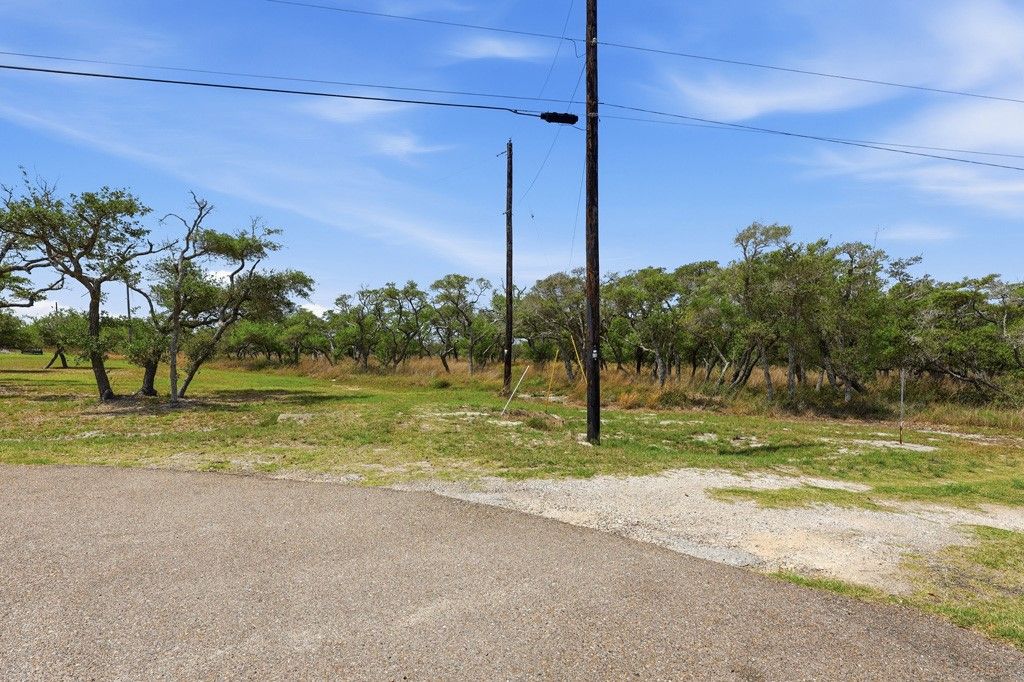61 W Wildwood Dr, Rockport, TX 78382 — photo 5