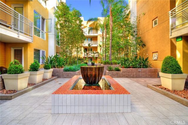 21301 Erwin Street 545, Woodland Hills, CA 91367