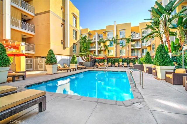 21301 Erwin Street 545, Woodland Hills, CA 91367