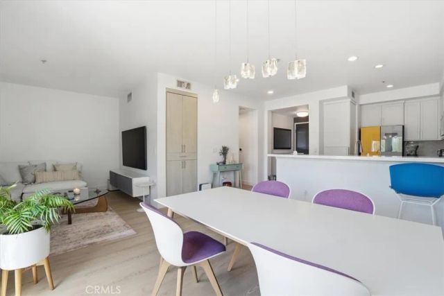 21301 Erwin Street 545, Woodland Hills, CA 91367