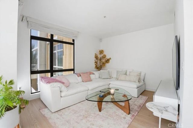 21301 Erwin Street 545, Woodland Hills, CA 91367