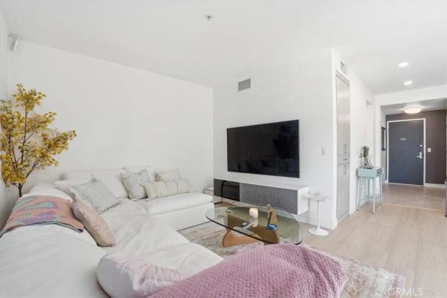 21301 Erwin Street 545, Woodland Hills, CA 91367