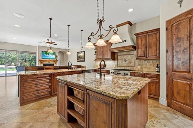 2050 Buena Village Dr, Vista, CA 92084