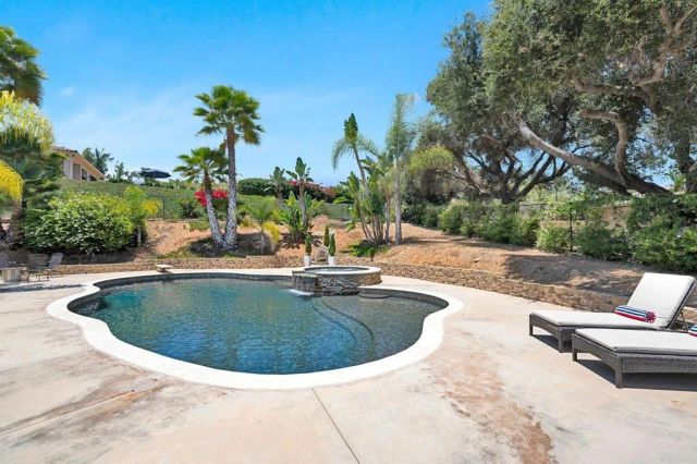 2050 Buena Village Dr, Vista, CA 92084