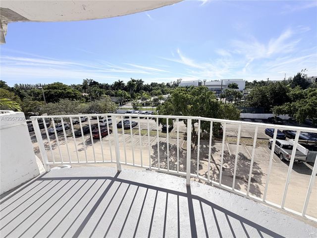 496 NW 165th St Rd D-409, Miami, FL 33169