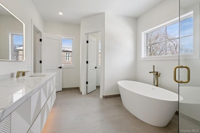 39 Potters Lane, New Rochelle, NY 10805